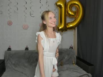 girl
        sandra_buika cam image #1935532