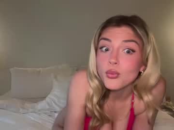 girl
        ellieoffline cam image #6715091