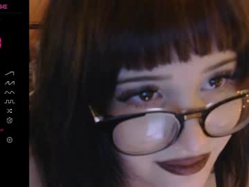 girl
        lottiepoppie cam image #3490291