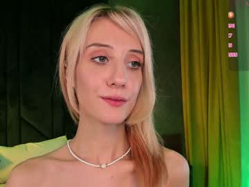 girl
        dreamy_kira cam image #5243415