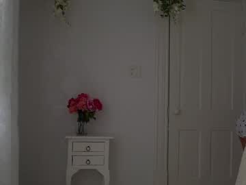 girl
        littlegreekflower cam image #6437335