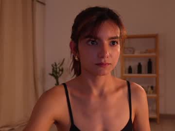 girl
        ellelure_ cam image #6040341
