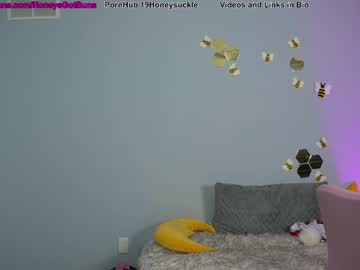 girl
        19honeysuckle cam image #2526301