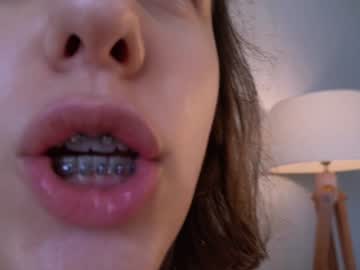 girl
        vanessabayer cam image #5498822