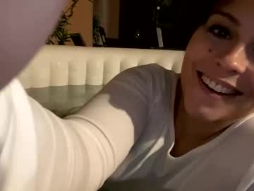 girl
        ailelea cam image #5088635