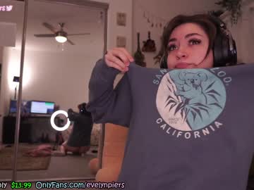 girl
        evelynpiers cam image #1140321