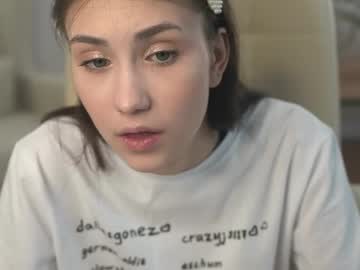 girl
        sunn_beamm cam image #6298619