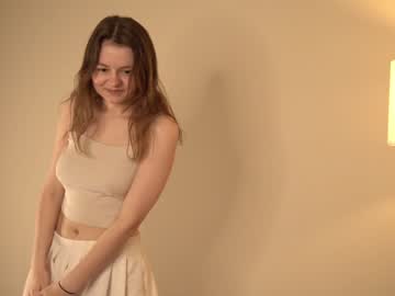 girl
        winniewest_ cam image #1423000
