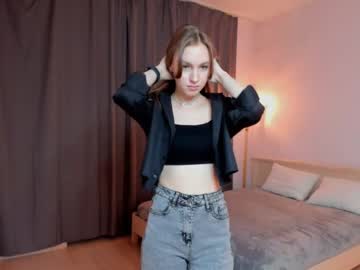 girl
        julieharrison cam image #2588731