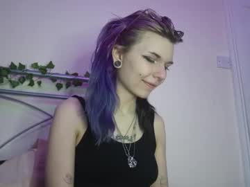 girl
        lizzyylovesick cam image #4305903