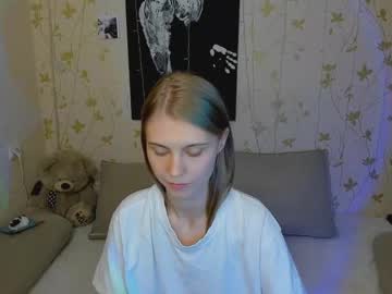 girl
        phoebepaw cam image #4309471