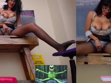 girl
        livecleo cam image #1290799