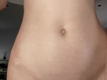 girl
        lauratanguy cam image #5545991