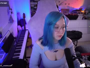 girl
        blue_mooncat cam image #4039599