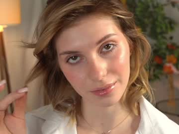 girl
        refined_style cam image #5456580