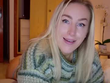 girl
        christinasiemone cam image #5497283