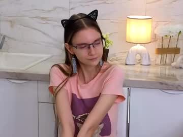 girl
        lilianfootman cam image #5663516