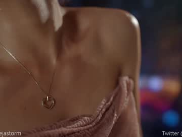 girl
        alejastorm cam image #2319542