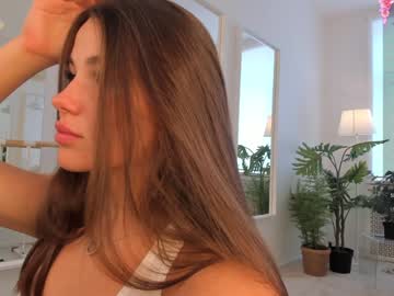 girl
        emilia_dream cam image #4856513