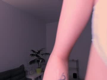 girl
        lauratanguy cam image #5223807