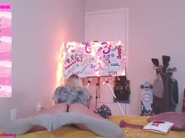 girl
        petitebrat cam image #1130358