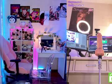 girl
        gwen_allen cam image #4019845
