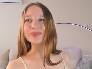 girl
        orange_days cam image #3233592
