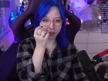 girl
        blue_mooncat cam image #5174065