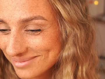 girl
        artease cam image #5587124