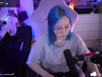 girl
        blue_mooncat cam image #3814576