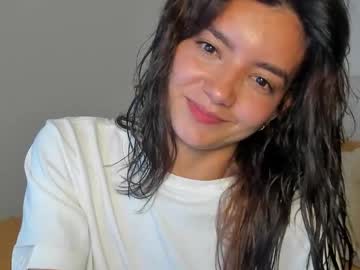 girl
        ellelure_ cam image #6419323