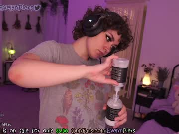 girl
        evelynpiers cam image #4933