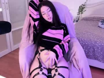 girl
        shesnotuwu cam image #4056799