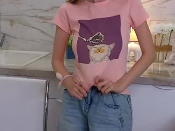 girl
        lilianfootman cam image #5663605