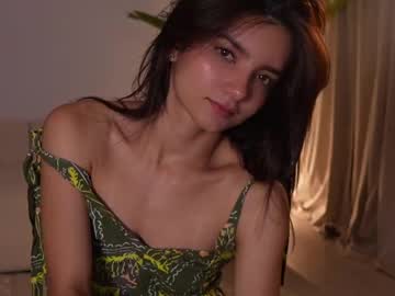 girl
        ellelure_ cam image #6914117
