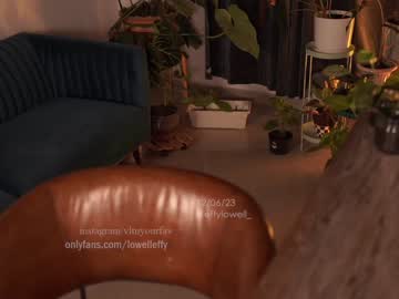 girl
        effylowell_ cam image #1737328