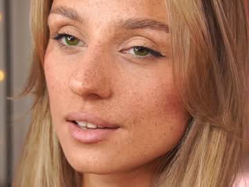 girl
        artease cam image #5343958
