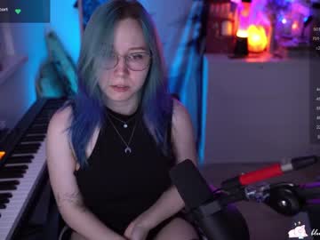 girl
        blue_mooncat cam image #2677161