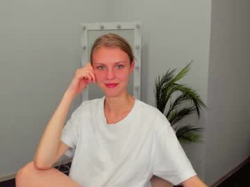 girl
        phoebepaw cam image #4677022