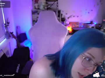 girl
        blue_mooncat cam image #3908418