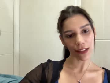 girl
        yourbonie cam image #1183722