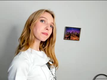 girl
        nobarbie cam image #2156147