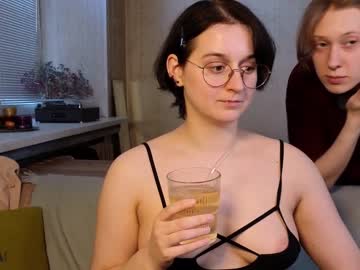 couple
        jitoon_exe cam image #4039142