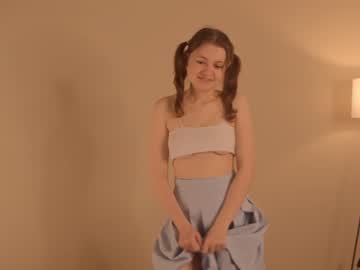 girl
        winniewest_ cam image #1431118