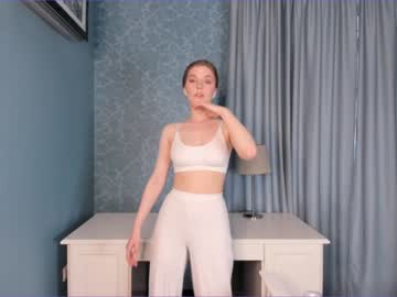 girl
        sophiabates cam image #1357759