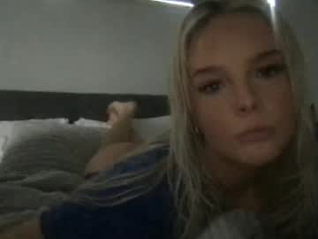 girl
        zoe_live cam image #4595464