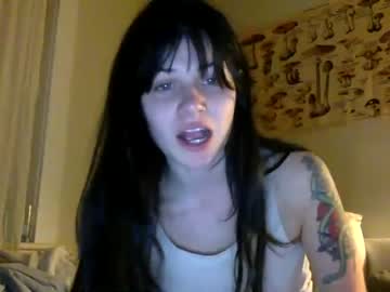 girl
        spookybeer cam image #55358