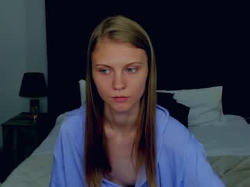 girl
        phoebepaw cam image #4583695