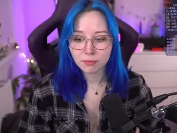 girl
        blue_mooncat cam image #6361216