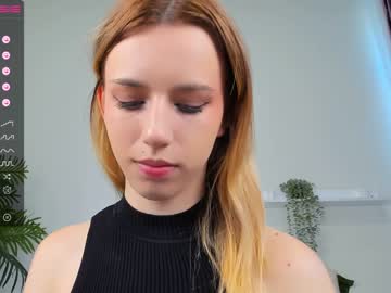 girl
        creamy_raspberry cam image #2182742